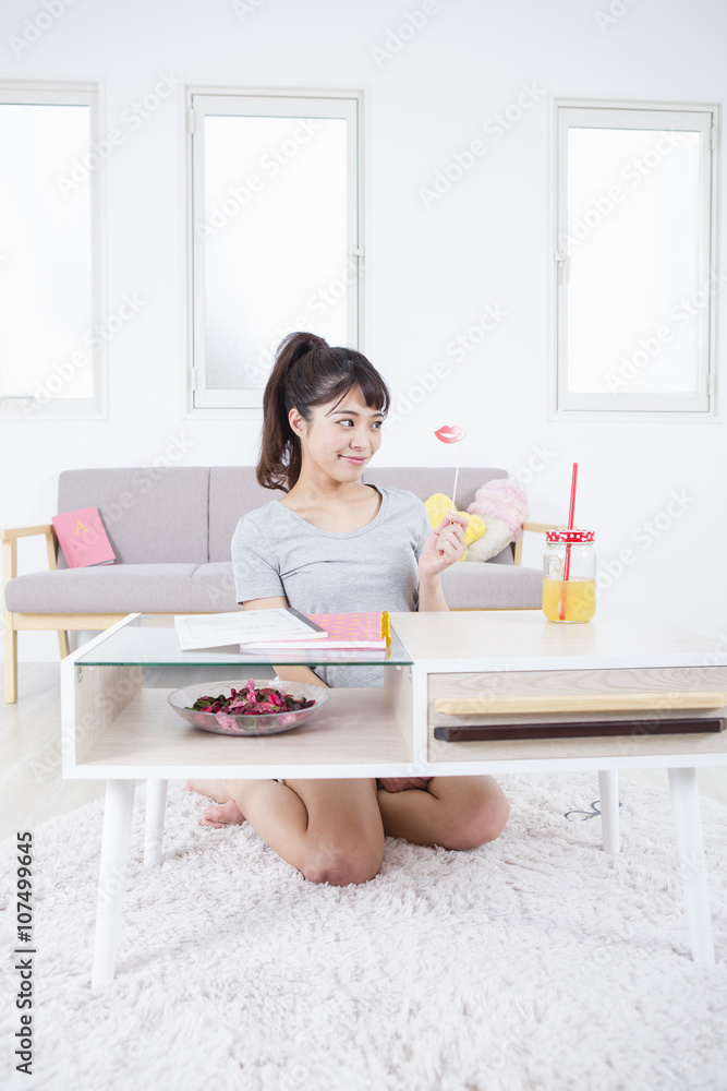 ペーパークラフトで遊ぶ女性 ペーパークラフトで遊ぶ女性