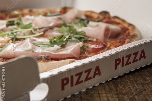 Pizza Farcita in cartone da asporto con scritta Pizza
