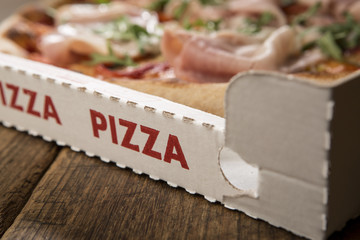 Fototapete Pizzeria Pizza im Karton zum Mitnehmen  © alex.pin