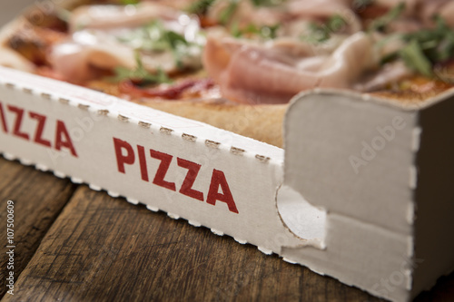 Dettaglio di Contenitore  da asporto con scritta Pizza e con pizza dentro