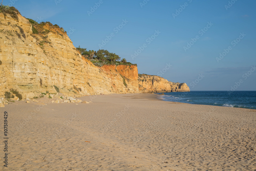 feine, einsame Sandstrände an der Küste der Algarve, Portugal