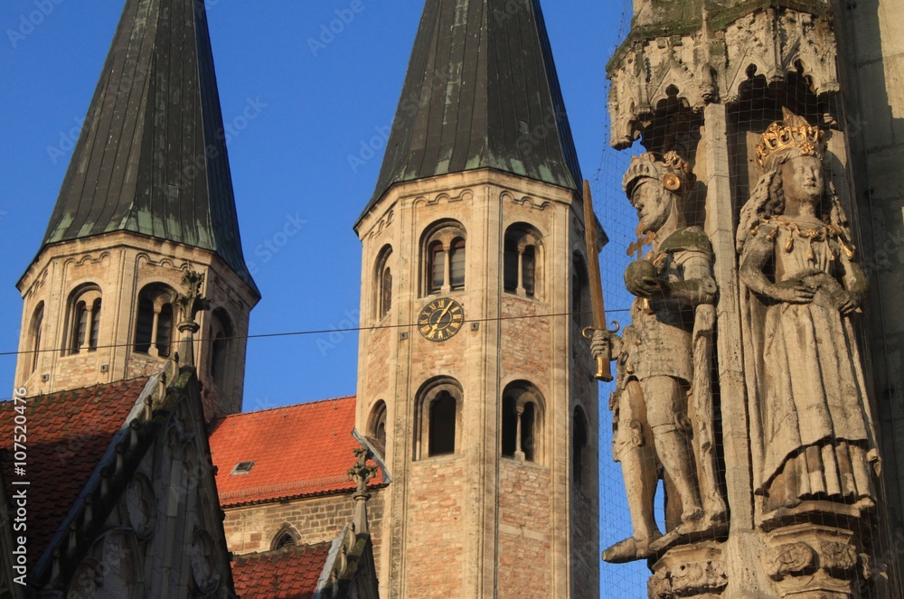 Braunschweiger Baukunst: Sächsisches Königspaar am Altstadtrathaus und Turmpaar von Sankt Martini