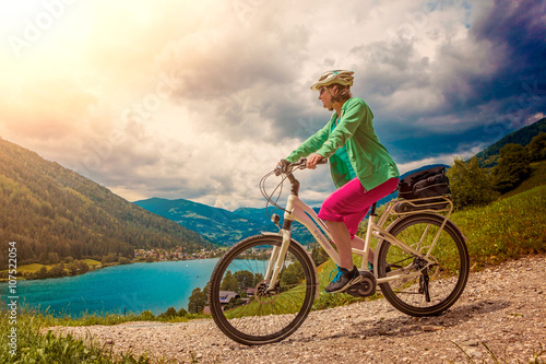 woman with e-bike above a lake/e-power 27
