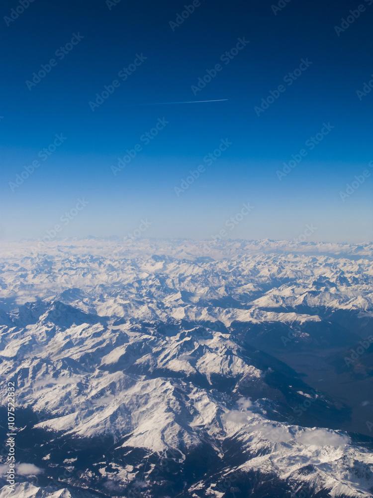 Veduta aerea delle Alpi innevate.