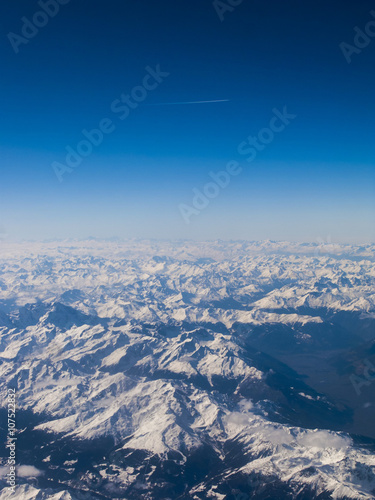 Veduta aerea delle Alpi innevate.