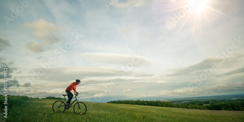 Sportif cycliste en vélo tout chemin dans l'herbe