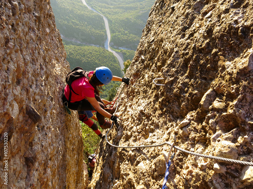 Mujer practicando escalada en Montserrat