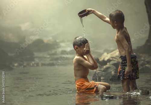 Obraz na plátně Dva chlapci na potoce