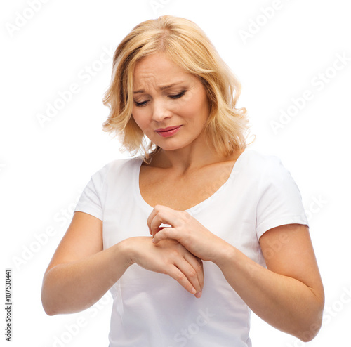 Fotografia unhappy woman suffering from hand inch