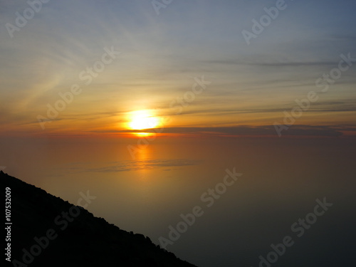 Durante la ascensión del Volcán Stromboli, vimos la puesta de sol en el mar