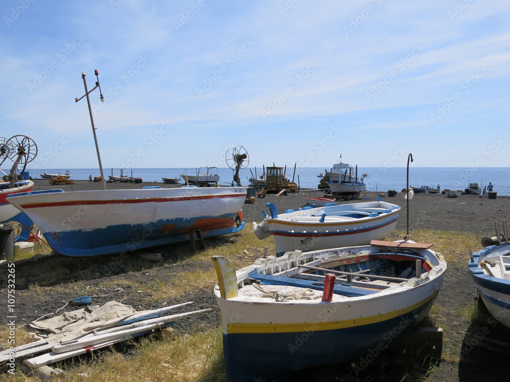 Barcos varados en la arena en la isla de Stromboli Barcos varados en la arena en la isla de Stromboli