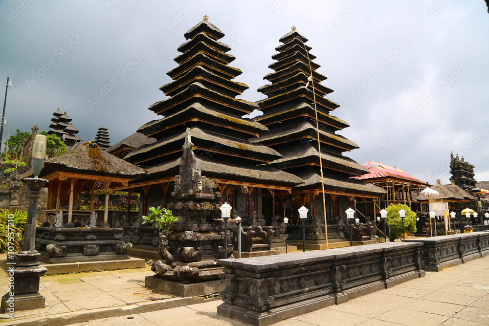 beeindruckende Tempelanlagen auf Bali