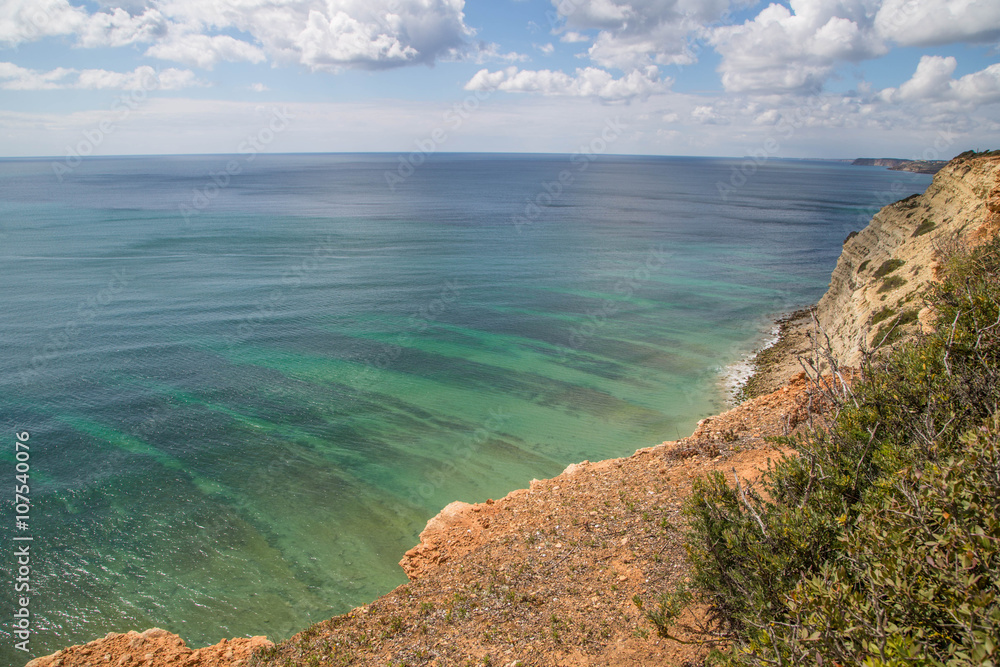 trauhafte, farbenfrohe Küstenlandschaft an der Algarve, Portugal
