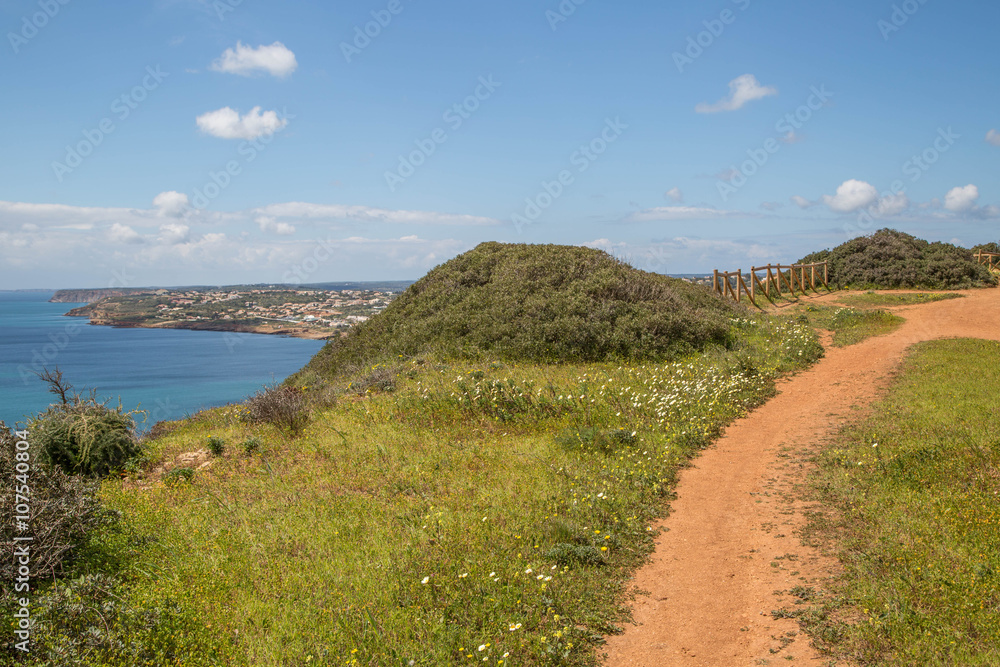 Traumhafte Klippenwanderung an der Algarve im Frühling