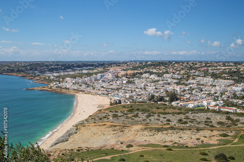 fast endloser, feiner, weißer Sandstrand an der Algarve, Portugal