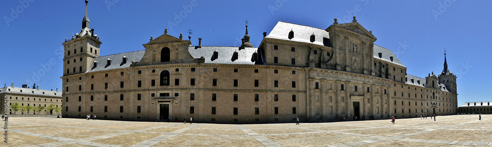 El Monasterio de San Lorenzo de El Escorial  incluye un palacio real, una basílica, un panteón, una biblioteca y un monasterio. San Lorenzo de El Escorial, en Madrid, España.