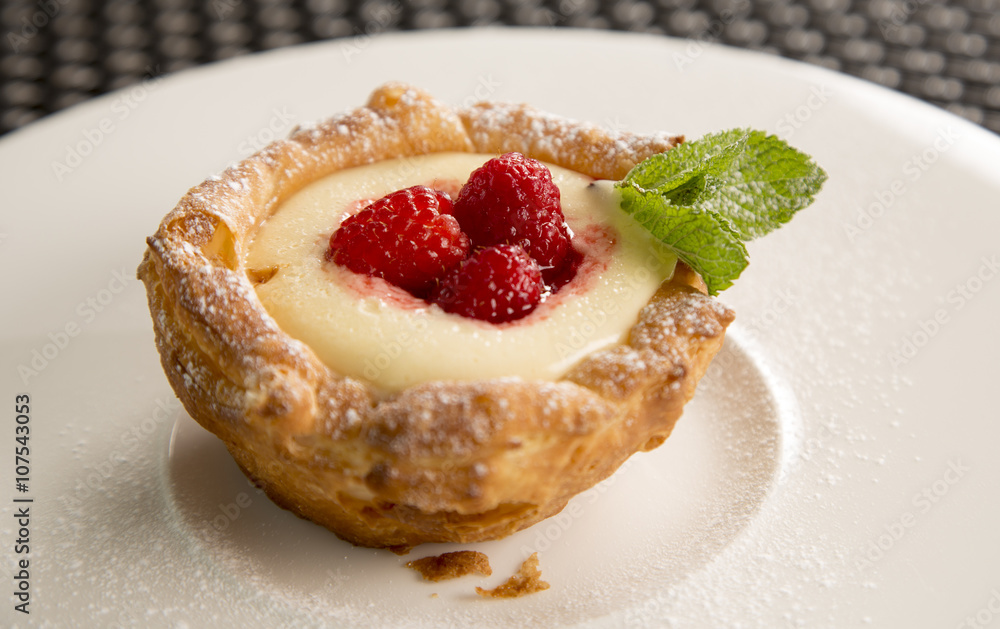 Lemon curd tartlet with raspberry compote
Lemon curd tartlet with raspberry compote
