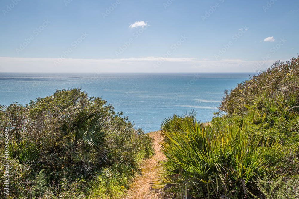 traumhafte Algarve Küste mit weißen Stränden und schöner Natur