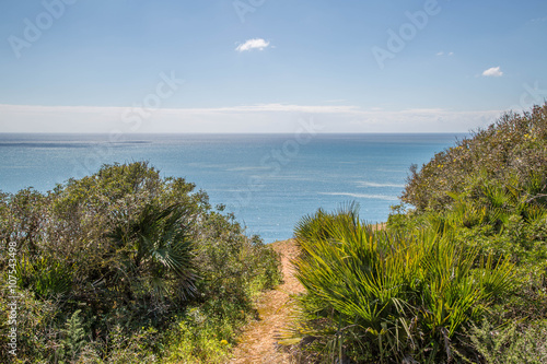 traumhafte Algarve Küste mit weißen Stränden und schöner Natur