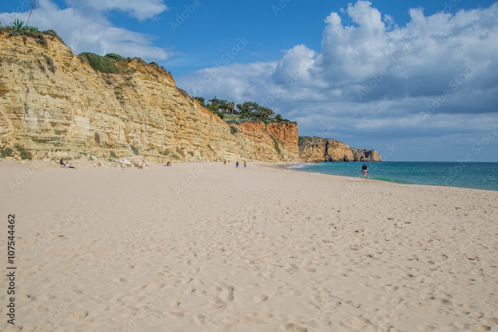 fast endloser, feiner, weißer Sandstrand an der Algarve, Portugal
