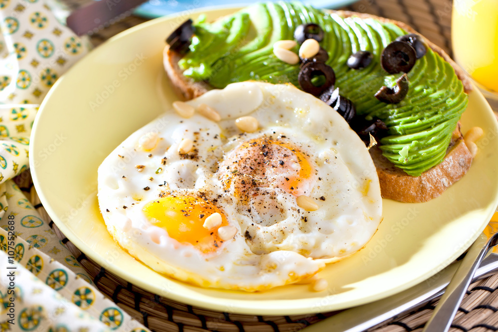 Leckeres Frühstuck Ei mit Avocado brot Leckeres Frühstuck Ei mit Avocado brot
