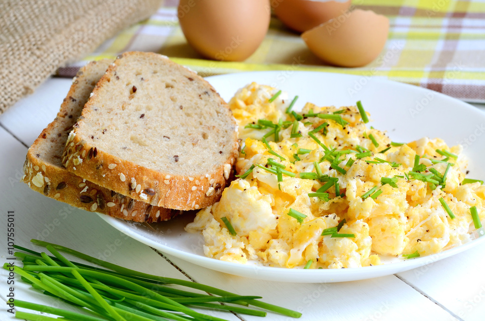 Scrambled eggs with wholemeal bread and fresh chives Scrambled eggs with wholemeal bread and fresh chives