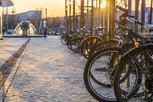 Fahrräder in der Innenstadt von Leipzig beim Sonnenuntergang