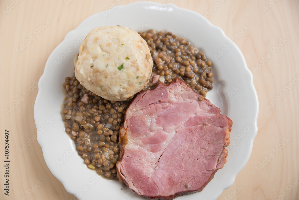 Geselchtes mit Specklinsen und Knödel