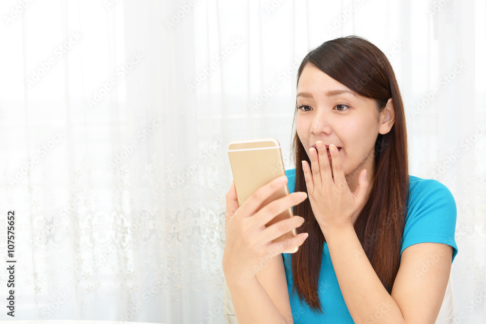 驚いた表情の女性 驚いた表情の女性