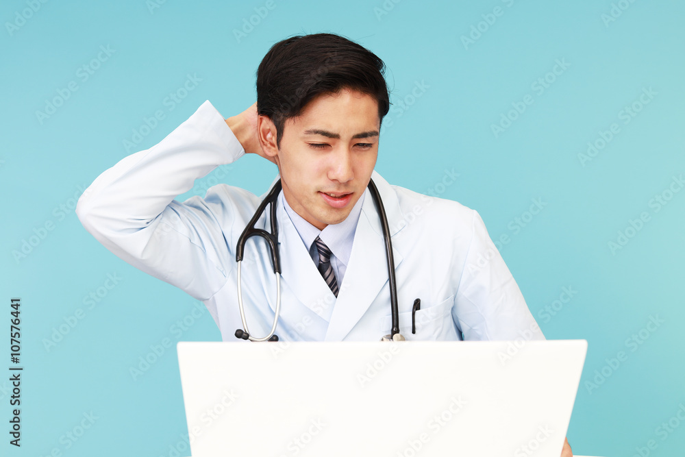 疲れた表情の医師 疲れた表情の医師