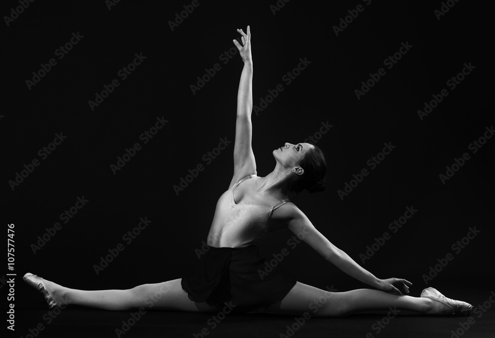 Obraz premium Ballerina sitting on the splits .Grayscale image.