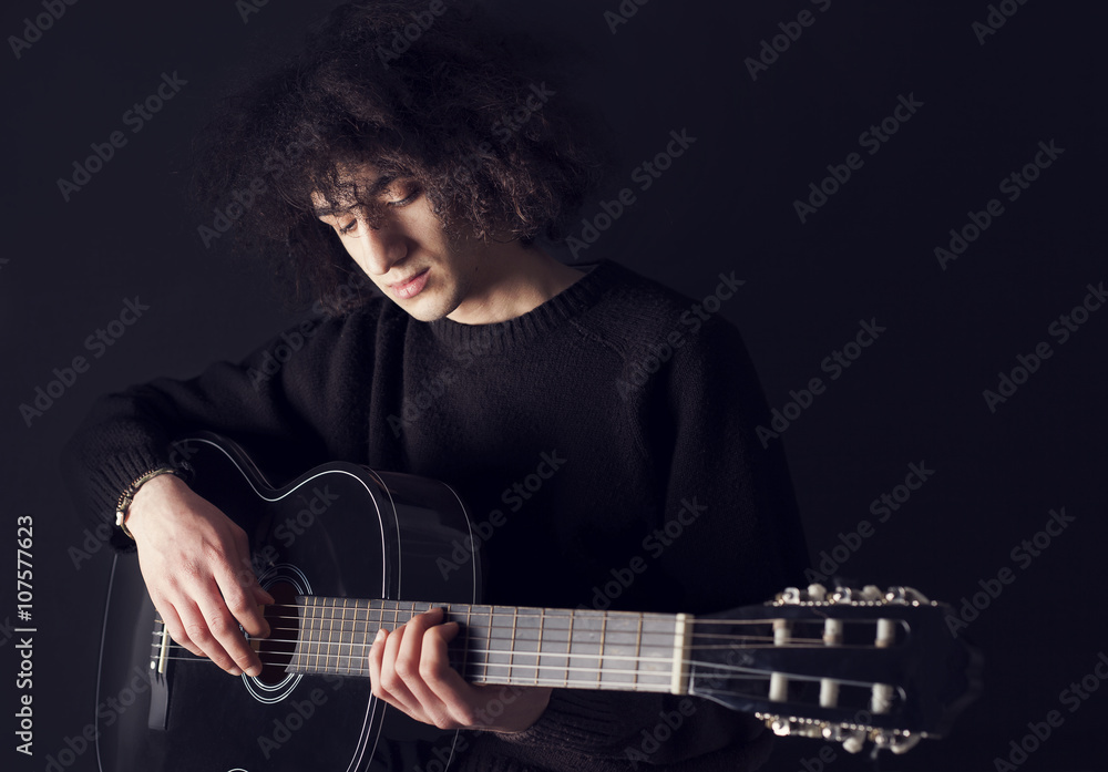 Obraz premium Young man playing guitar
