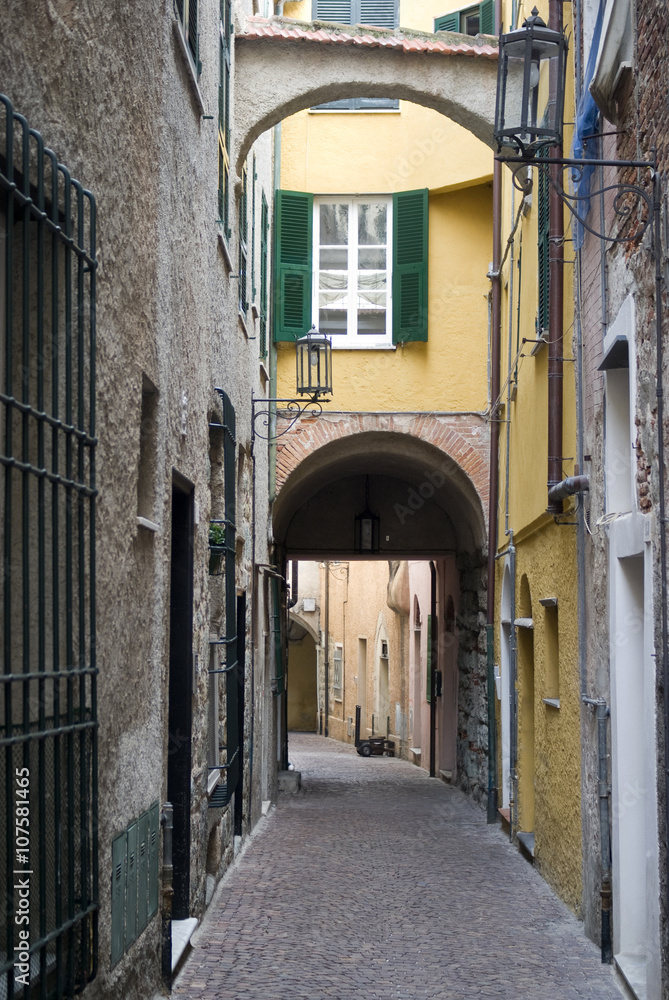 Fototapeta premium Typical Italian narrow street