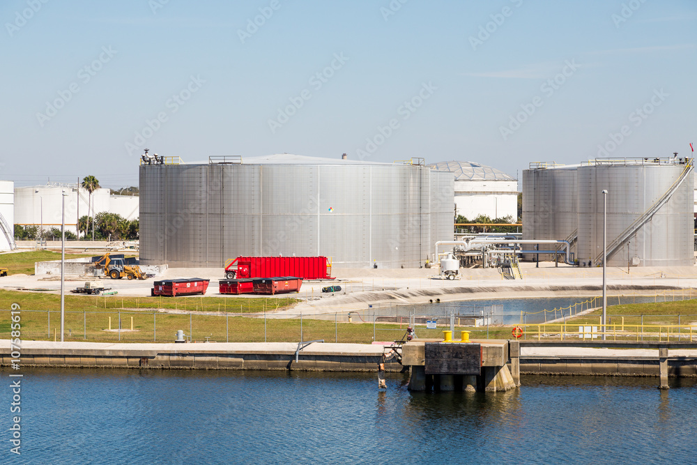 Obraz premium Steel Storage Tanks in Harbor