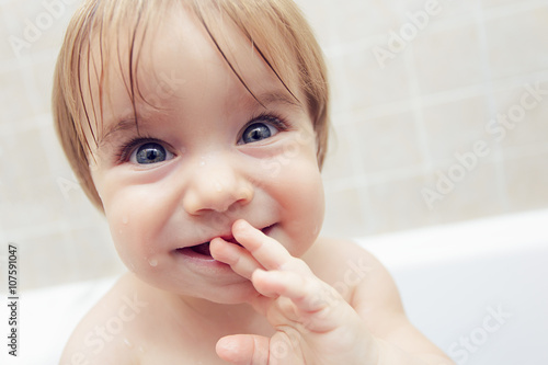 Bebé disfrutando del baño traviesa