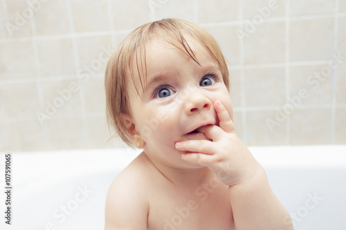 Bebé disfrutando del baño