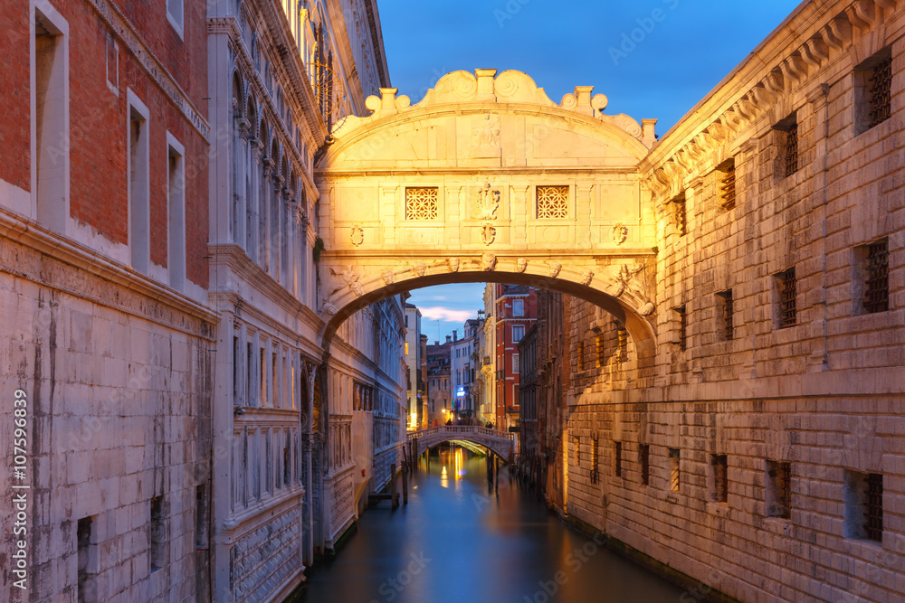 Fototapeta premium Bridge of Sighs or Ponte dei Sospiri at night, Venice, Italy