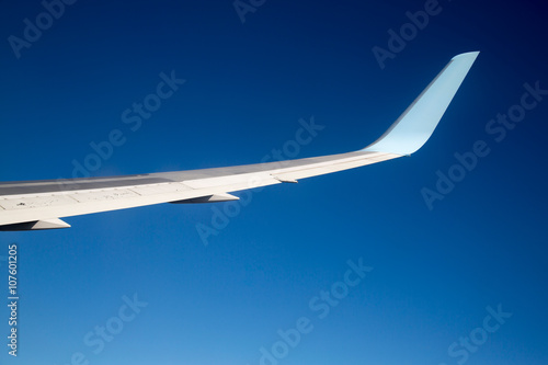 Flugzeugtragfläche mit blauem Himmel