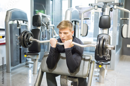 Obraz na płótnie Young man at the gym w salonie