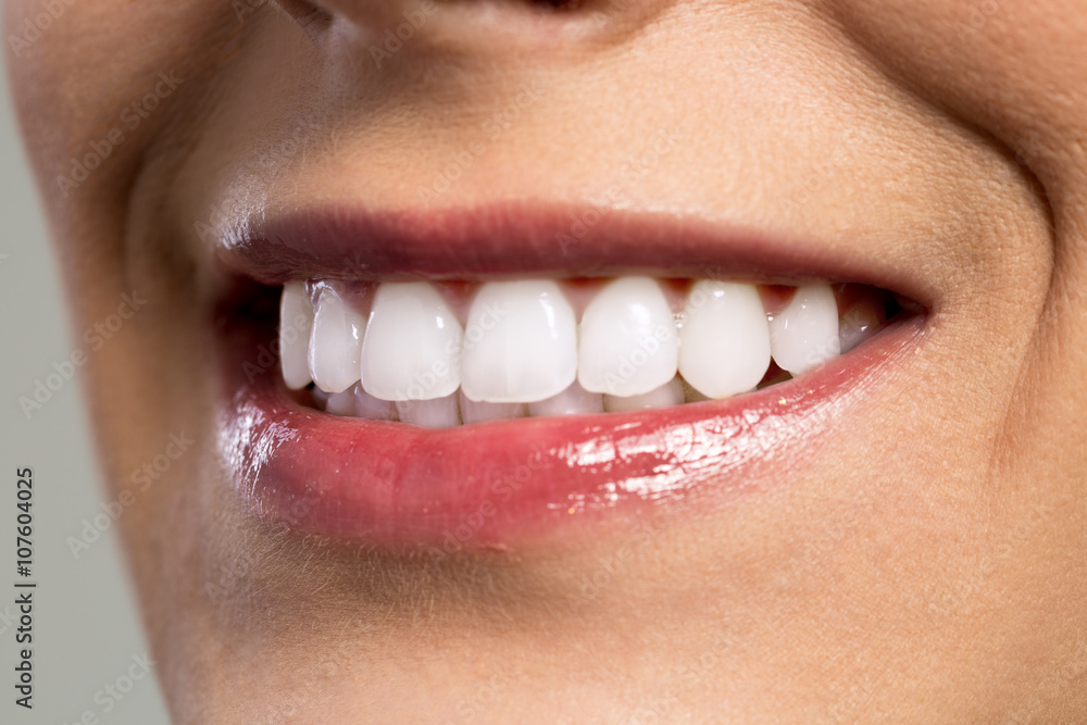 Obraz premium Detail of young womans smile showing white teeth
