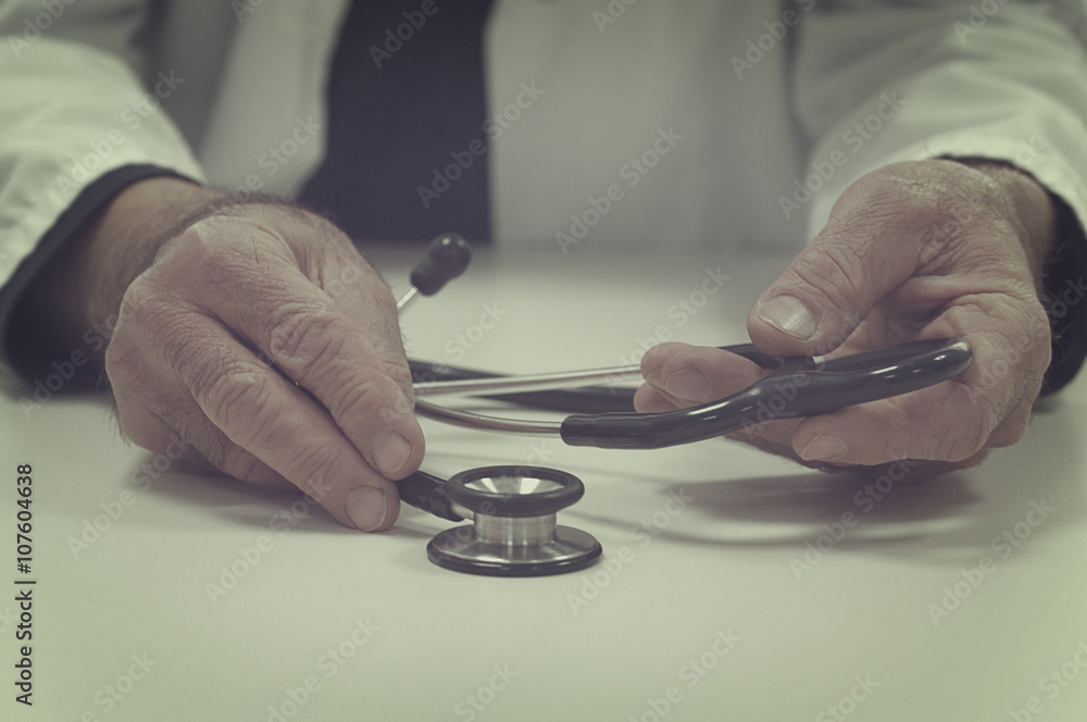 Fonendoscopio en las manos de un médico Fonendoscopio en las manos de un médico