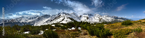 Obraz na płótnie Panoramic view of the snow-covered western Tatra mountain w salonie