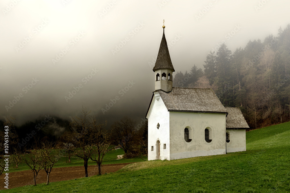 Fototapeta premium Kapelle in den Alpen