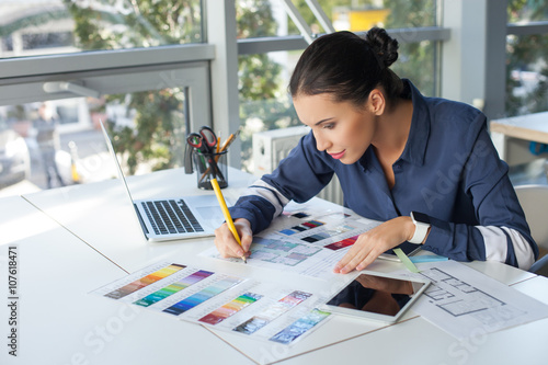 Fotografie Beautiful young freelancer is designing a project
