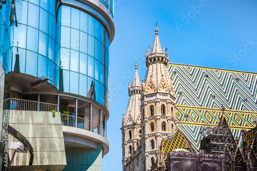 Obraz na płótnie St. Stephen's Cathedral with Haas Haus in Vienna, Austria w salonie