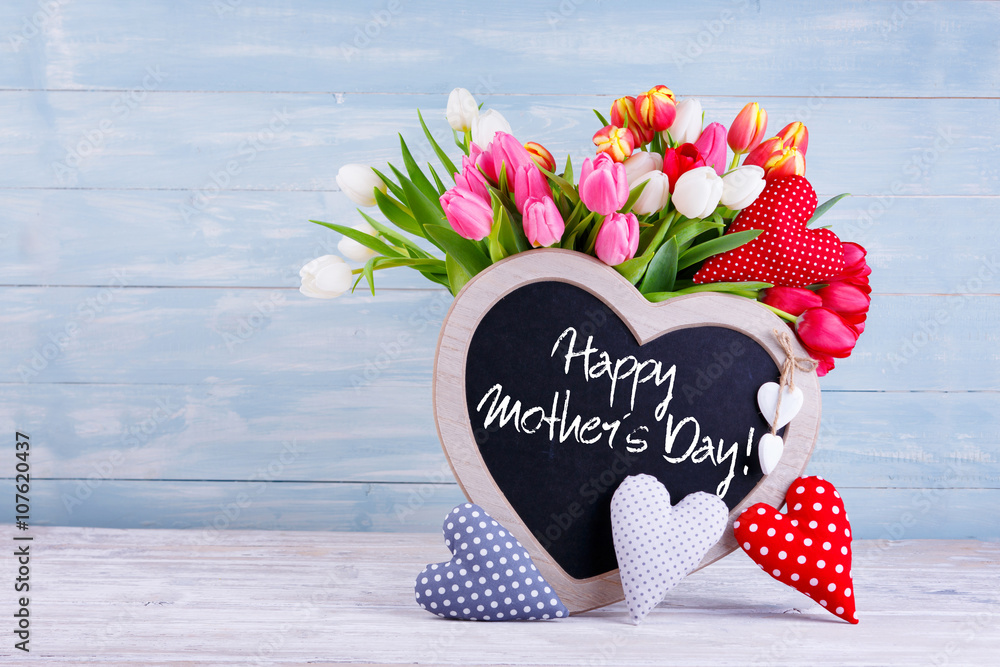 Happy Mothers Day - Blumenstrauß mit Tafel und Stoffherzen vor Holzhintergrund - obrazy, fototapety, plakaty 