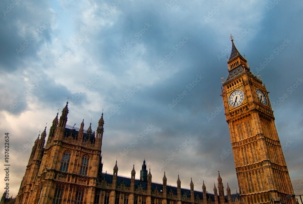 Big Ben clock tower and parliament building in London on a dark cloudy day