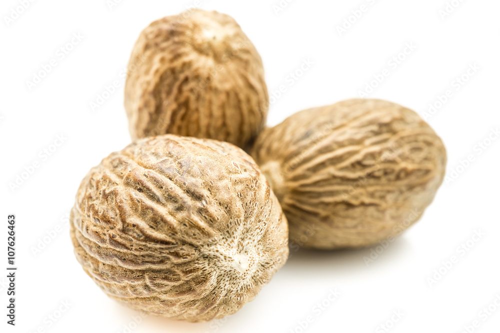 Muskatnus isoliert Muskatnus isoliert