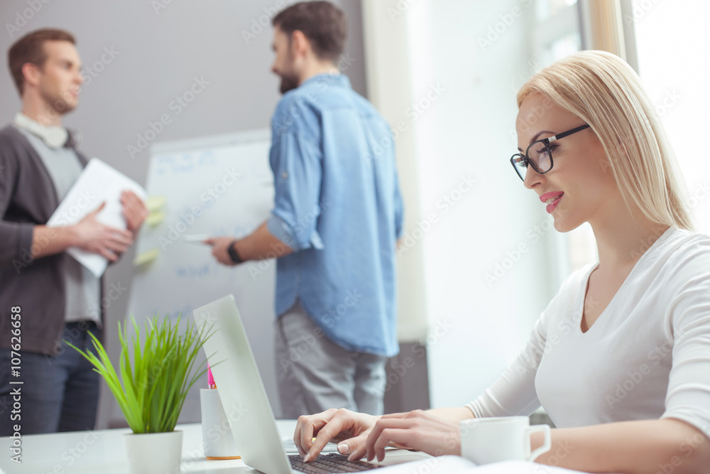 Obraz premium Cheerful business lady is working with team