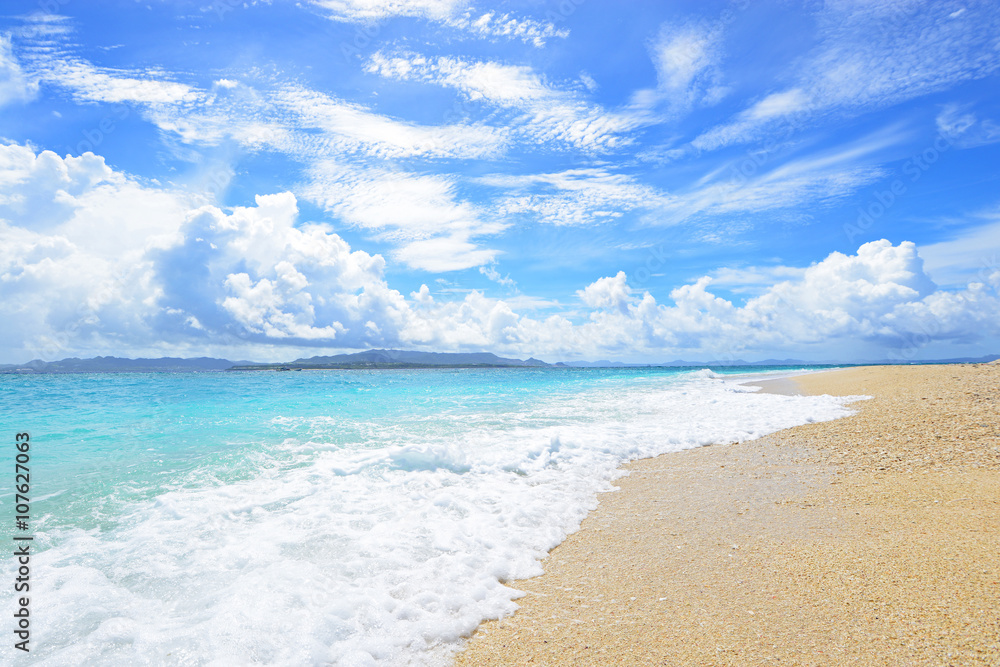 沖縄の美しい海とさわやかな空